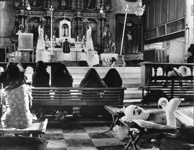 Импровизированный госпиталь в католическом соборе, 1944 год