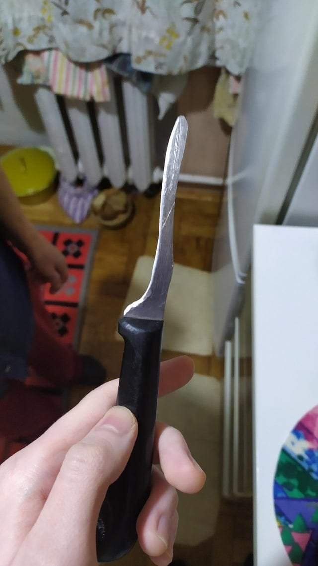 Бабушка много лет точила нож