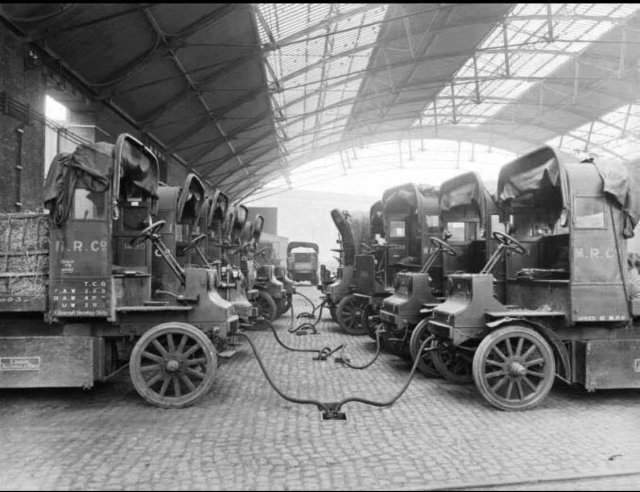 Электрокары на зарядке, 1907 год.