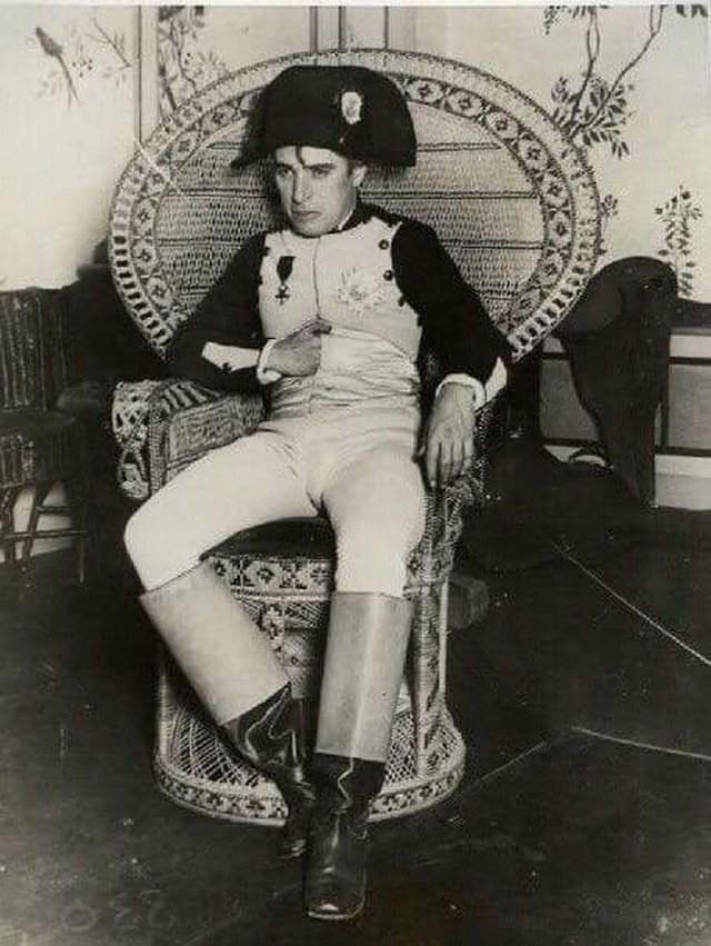 Чарли Чаплин на костюмированной вечеринке, 1925 год