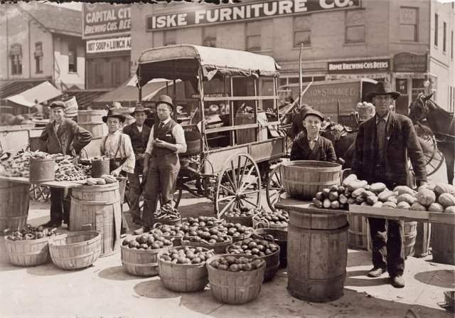 Уличный рынок в восточном районе Индианаполиса. Август 1908 года.