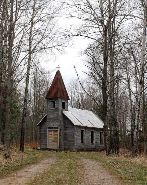 Заброшенная церковь в сельской местности Среднего Запада
