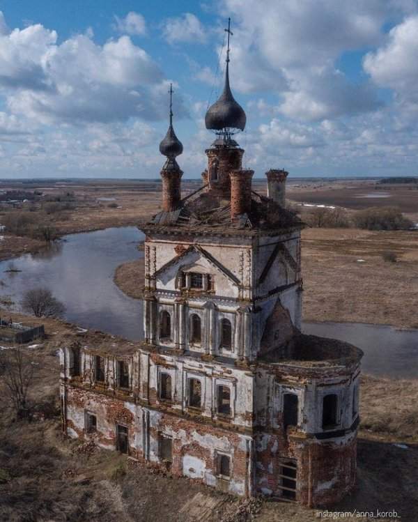 Заброшенная церковь в России