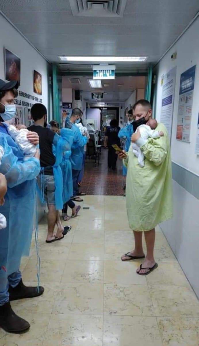 Фото дня: новорожденных младенцев спасают при ракетном обстреле центральной части Израиля