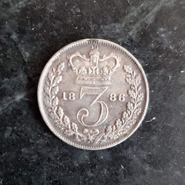 Нашла 135-летнюю монету в 3 пенса, закопанную возле моего дома.