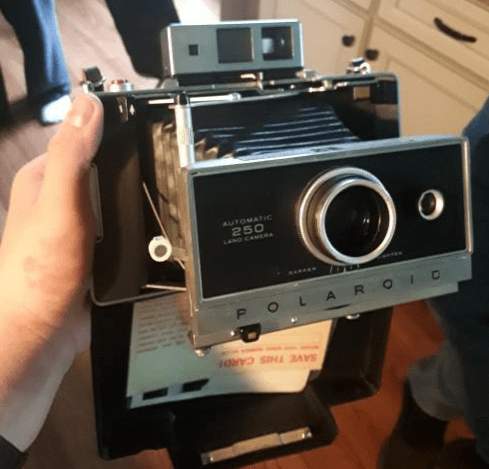 Фотоаппарат Polaroid 250, который мои родители нашли во время уборки в здании страховой компании моего деда