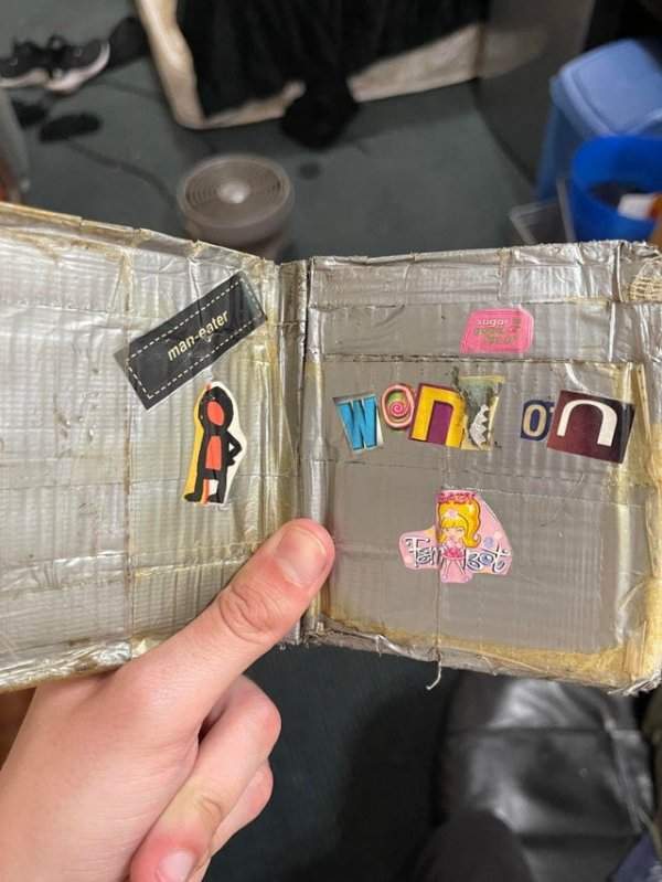 Во время уборки нашёл кошелёк моей сестры из скотча, сделанный в 90-х годах