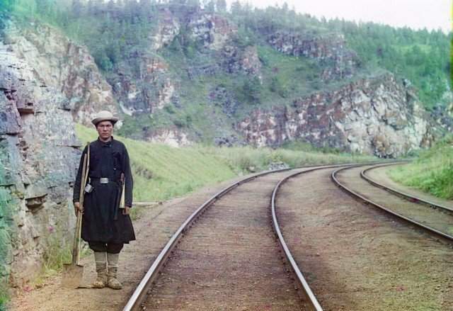 Работник транссибирской железной дороги. Недалеко от города Усть-Катав, 1910 год.