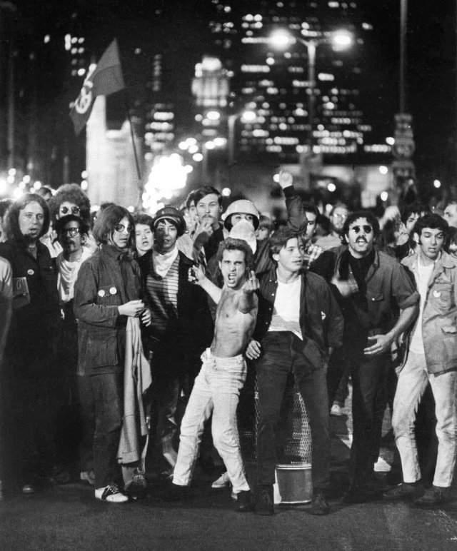 Антивоенные демонстранты протестуют перед Национальным съездом Демократической партии 1968 года в Чикаго