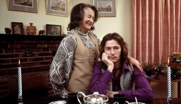 Эрик Клэптон позирует с матерью Патрисией Молли Клэптон для журнала TIME, 1971 год