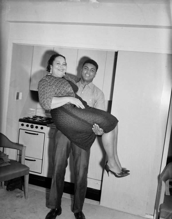 Мохаммед Али поднимает свою мать Одессу Грейди Клэй, 1963 год