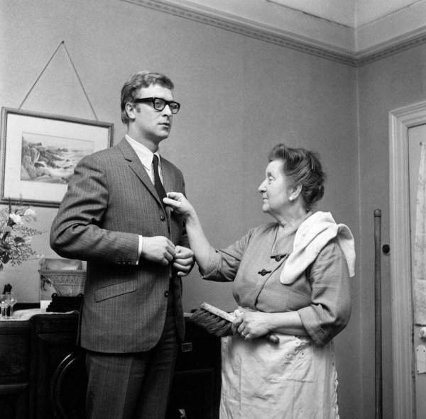 Майкл Кейн дома с мамой Эллен Марией Бёрчелл, 1964 год