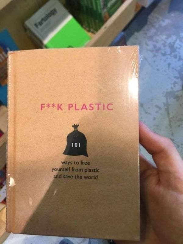 Книга с названием «F**K PLASTIC» продается в плёнке...