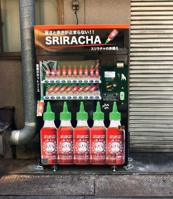 В этом автомате на улице можно купить бутылочку острого соуса шрирача