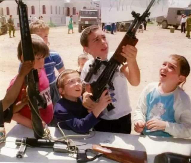 Дети в поселении Кирьят-Арба в День независимости Израиля знакомятся с оружием. 14 апреля 1994 года.