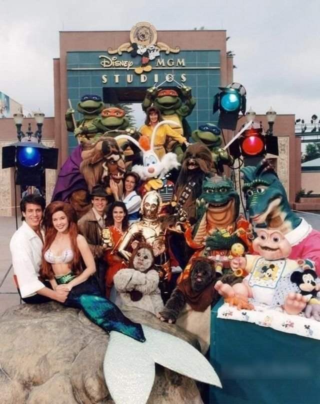 Групповое фото персонажей Disney в 1992 году.