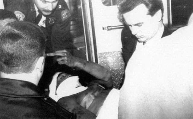 Тупак Шакур после покушения, когда в него стреляли пять раз. Нью-Йорк, 30 ноября 1994 года.