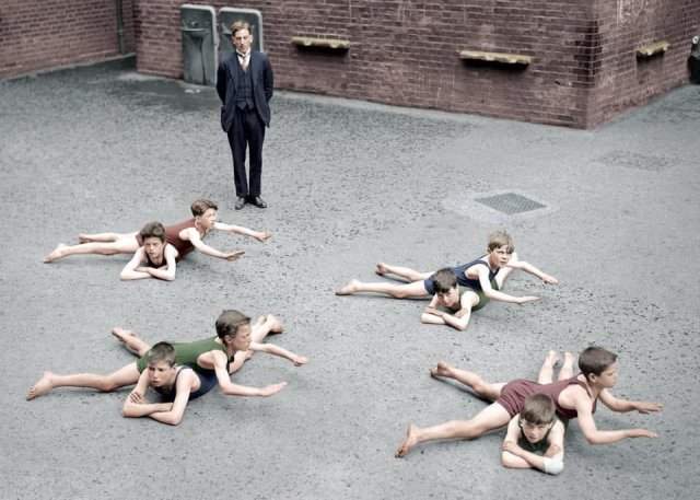 Школьники учатся плавать без воды, Англия, 1920 год.