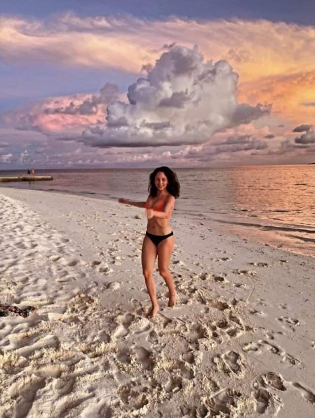 Фигуристка Елизавета Туктамышева на Мальдивах бежит по пляжу