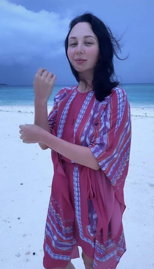 Фигуристка Елизавета Туктамышева на Мальдивах в красной рубашке