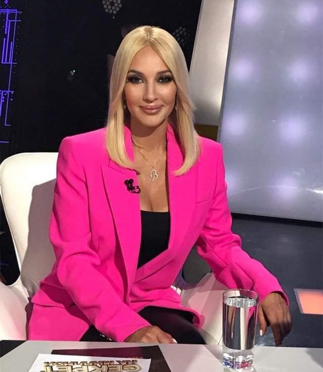Телеведущая канала НТВ Лера Кудрявцева в розовом пиджаке и черной кофте
