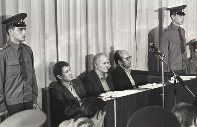 Директор Чернобыльской АЭС Виктор Брюханов (слева), Анатолий Дятлов (в центре) и главный инженер Николай Фомин во время судебного заседания по делу о ядерной катастрофе 1986 года.