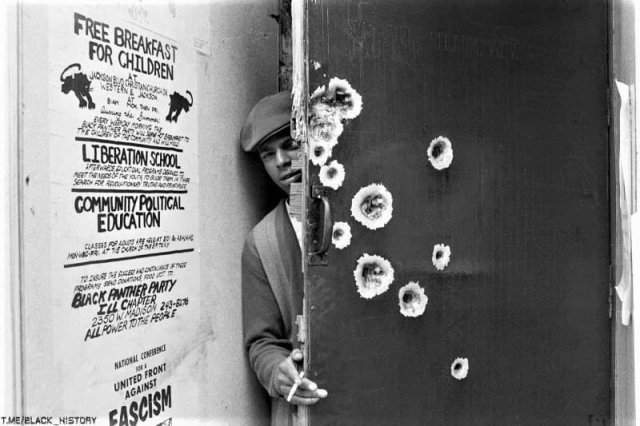 Офис «Черных Пантер» в афроамериканском квартале Чикаго. Полиция взяла его штурмом после того, как несколько полицейских получили ранения в результате стрельбы из верхних этажей здания. 1968 год