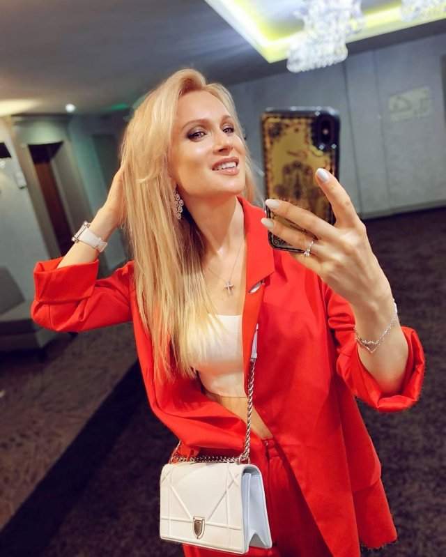 Олеся Судзиловская в красном костюме