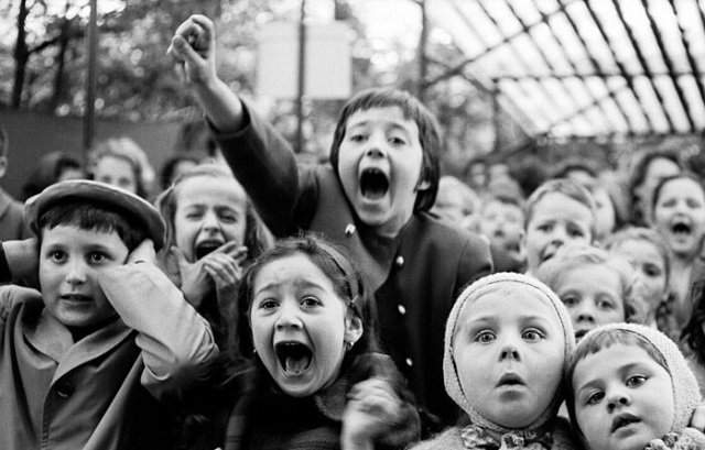 Дети в парижском уличном кукольном театре, 1963 г.
