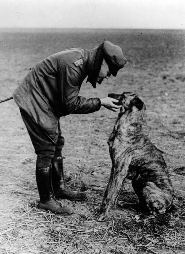 &quot;Красный барон&quot; Манфред фон Рихтгофен, знаменитый ас Первой мировой, со своей собакой