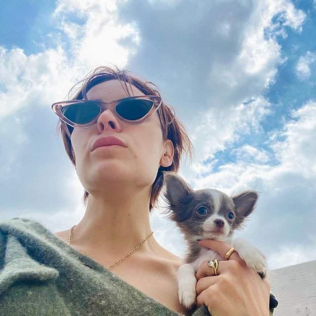 Дочь Брюса Уиллиса и Деми Мур - Таллула в очках с собакой