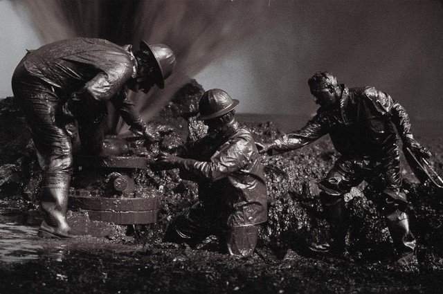 Пожарные запечатывают нефтяную скважину во время нефтяных пожаров, Кувейт, 1991 год.