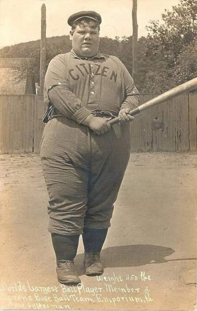 Бейсболист, вес 450 фунтов (204 кг). Член команды Citizen, Город Эмпориум, Пенсильвания, 1910-e.