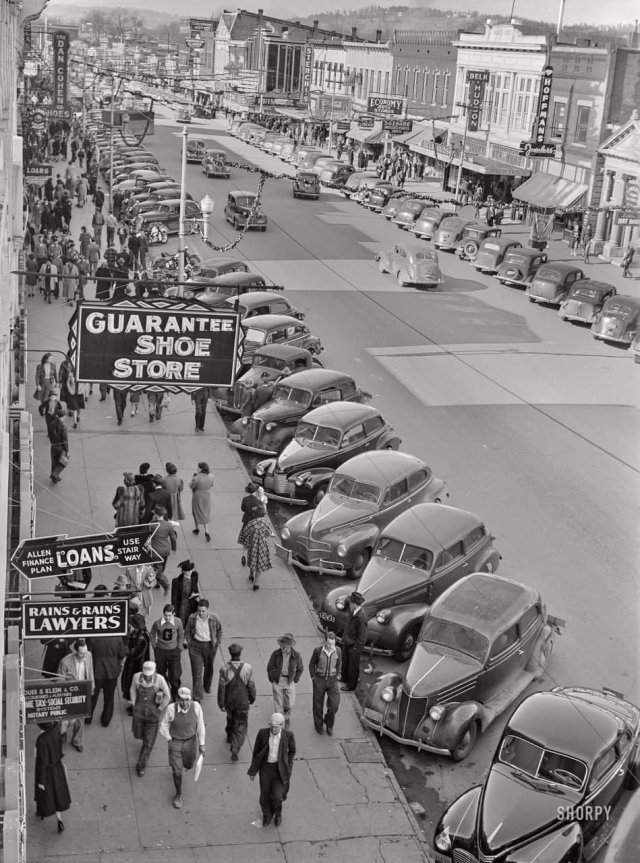 Покупатели в канун Рождества. Гадсден, Алабама. Декабрь 1940 года.