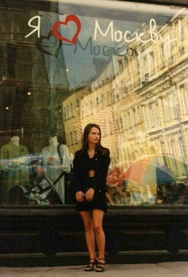 Девушка у витрины магазина. Москва, 1996 год.