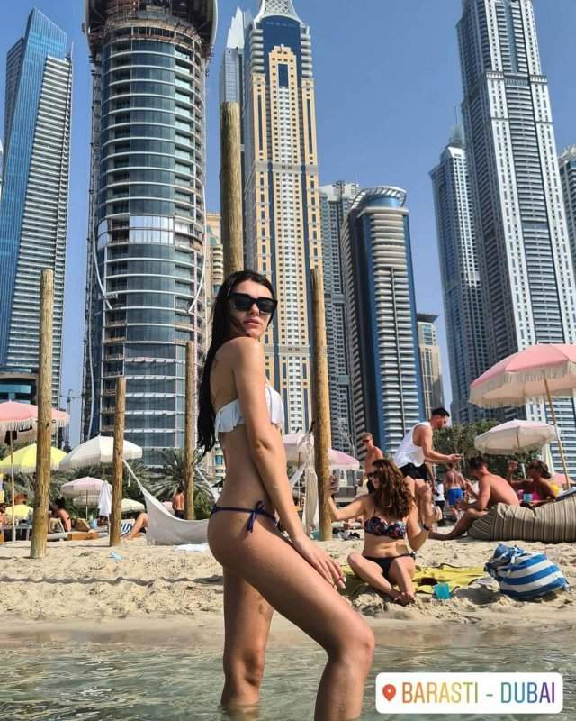 Участница голой фотосессии в Дубае Наталья Чуприна в купальнике в Дубае