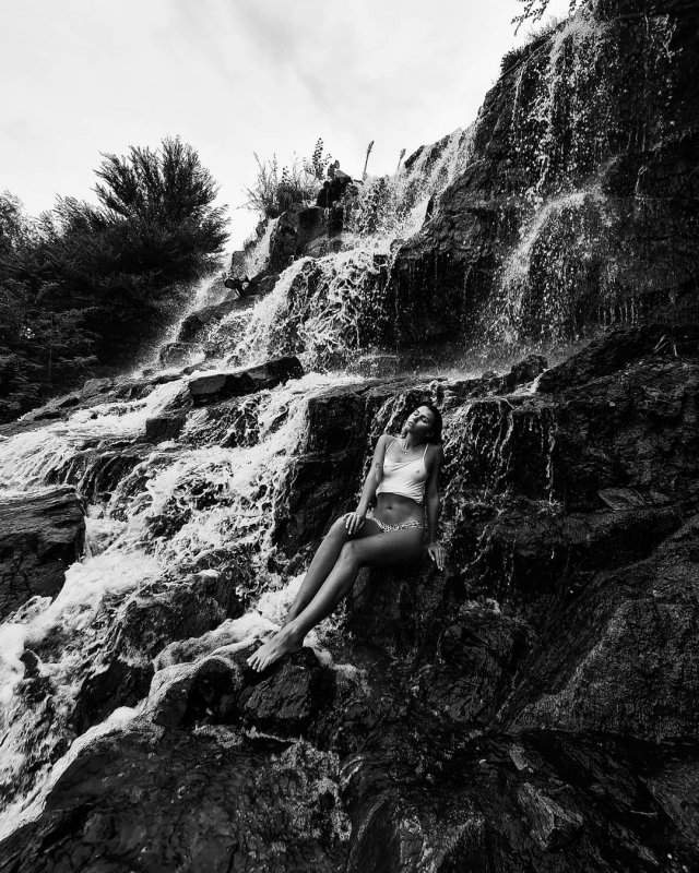 Участница голой фотосессии в Дубае Наталья Чуприна в боди у водопада