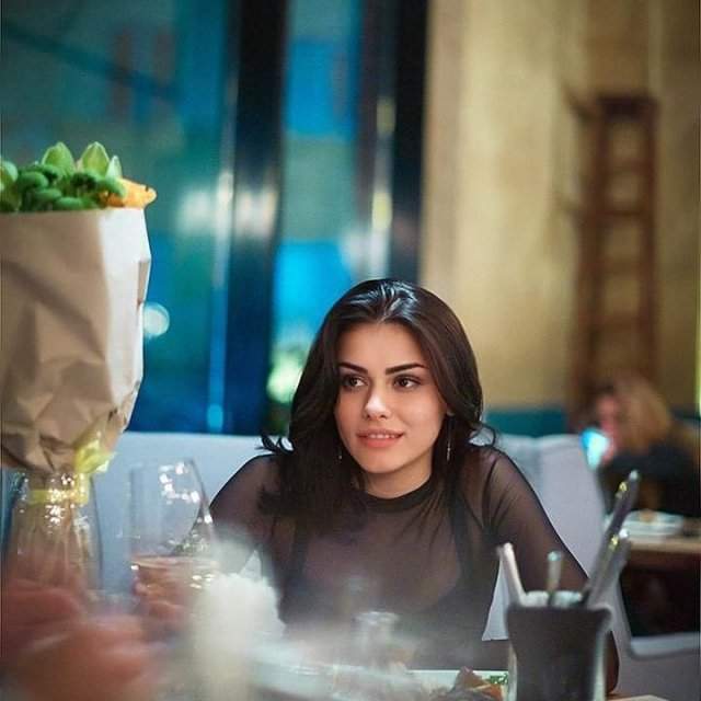 Участница голой фотосессии в Дубае Наталья Чуприна в черной кофте
