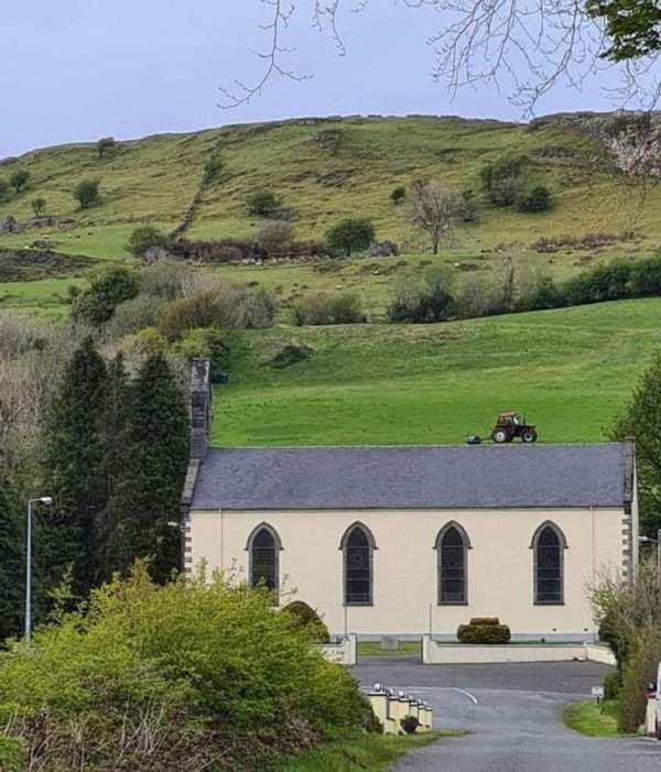 Трактор на крыше церкви в Ирландии