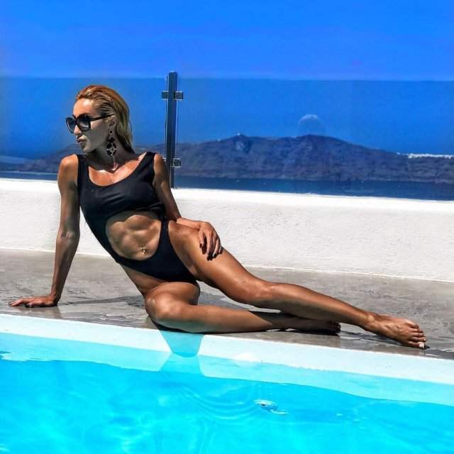 Модель и фитнес-блогер Виктория Демидова в черном купальнике