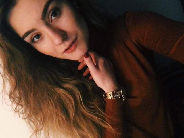 София Сапега - девушка основателя телеграм-канала NEXTA Романа Протасевича в коричневой кофте с часами на руке