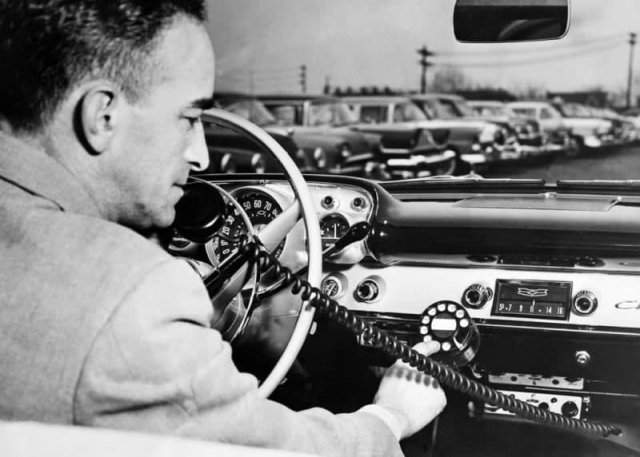 Радиотелефон в автомобиле, 1957 год.