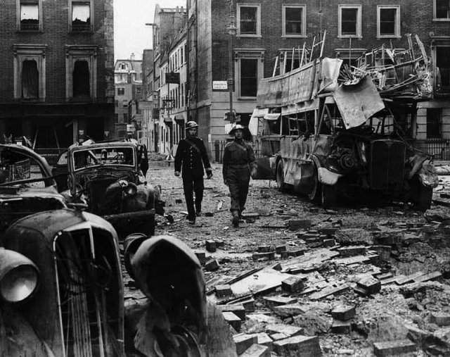 Последствия ночной бомбардировки Лондона, 1940 год.