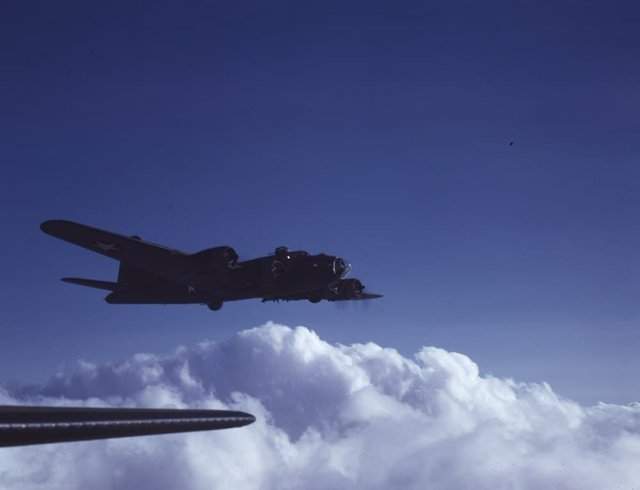 Бомбардировщик Boeing B-17 Flying Fortress над Вашингтоном, 1943 год.