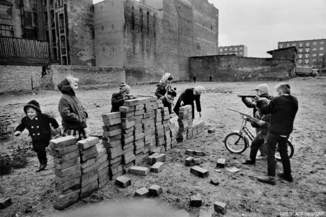 Дети играют в постройку Берлинской стены. Западный Берлин, Германия, 1962 год.