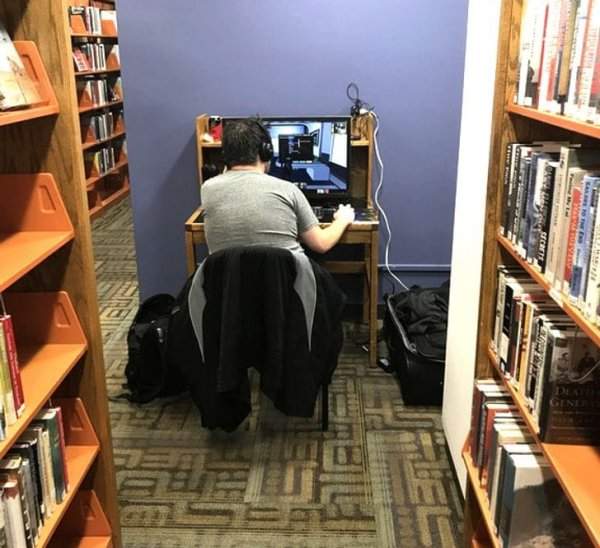 Парень носит с собой ПК в библиотеку, чтобы спокойно поиграть