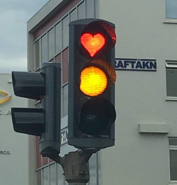 Красный сигнал светофора в виде сердечка