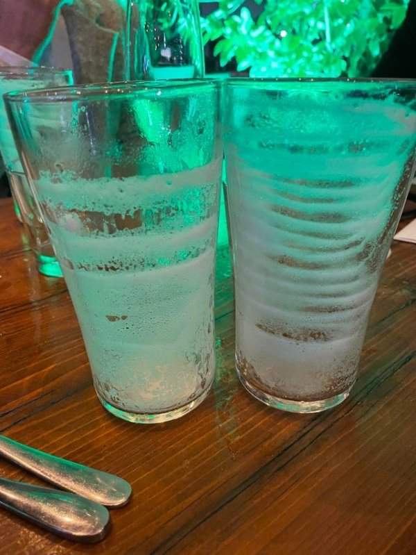 Остатки пены на стаканах показывают, с какой скоростью пили их владельцы