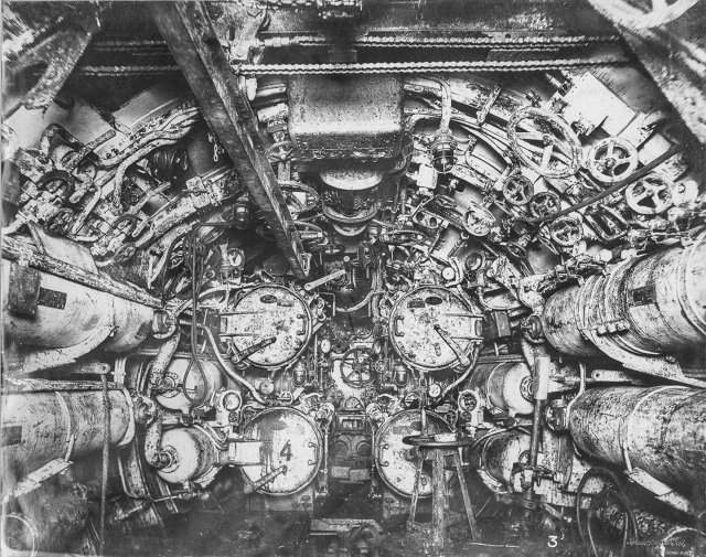 Внутри немецкой подводной лодки времен Первой мировой войны.