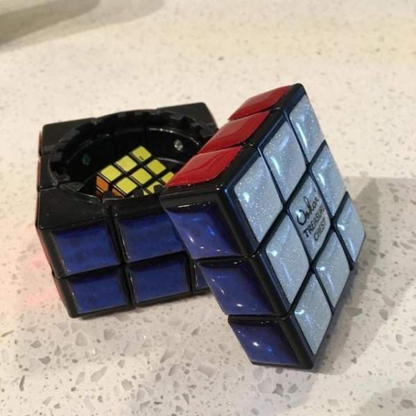 Кубик Рубика, который можно использовать как шкатулку. Но открывается он только после того, как его собрать